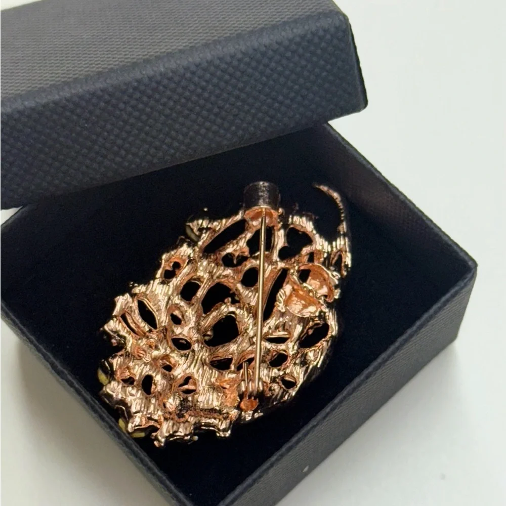 Elegant Gold Leaf Brooch with stones in a black jewelry box NWT - Picture 3 of 6